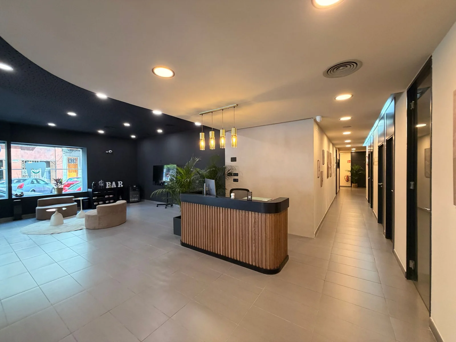 Recepción de Clínica MAKEDA Elche con luz natural mediterránea y zona de espera